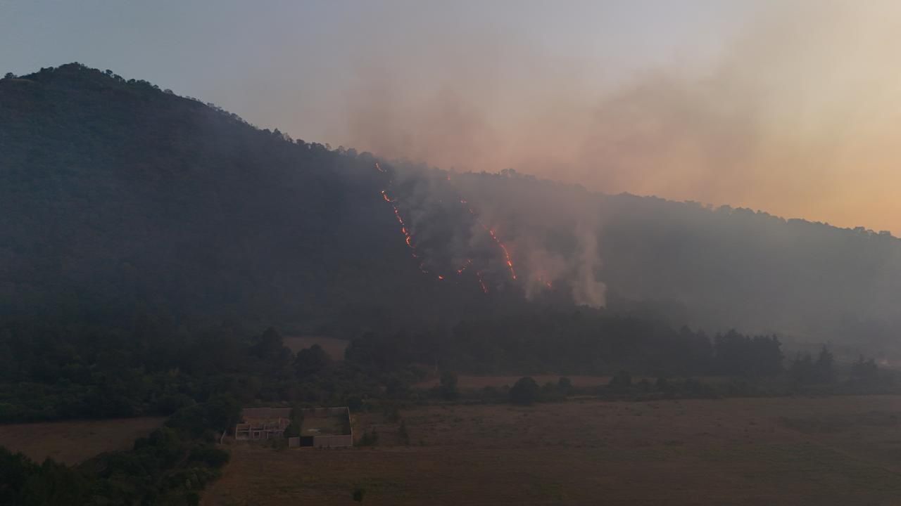 Helibalde suma 14 mil litros de agua para sofocar incendio forestal en Pátzcuaro: ARB