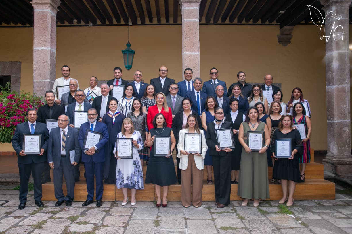 El nicolaita Jorge Álvarez Banderas recibió de mano de Yarabí Ávila el reconocimiento al Mérito a la excelencia educativa de la Red Juntos por Michoacán