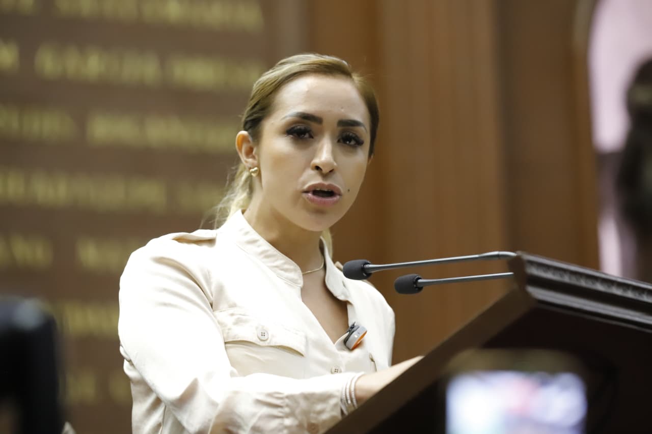 Celebra Grecia Aguilar aprobación de reforma qe planteó para proteger economía de las familias y frenar abusos en escuelas