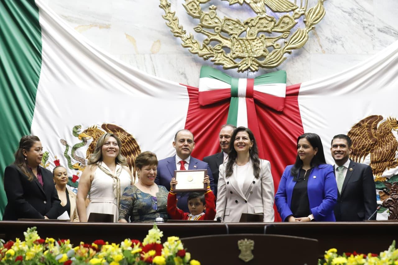 Congreso del Estado condecora al Proyecto Cendi con la Condecoración al Mérito Docente Congreso del Estado condecora al Proyecto Cendi con la Condecoración al Mérito Docente