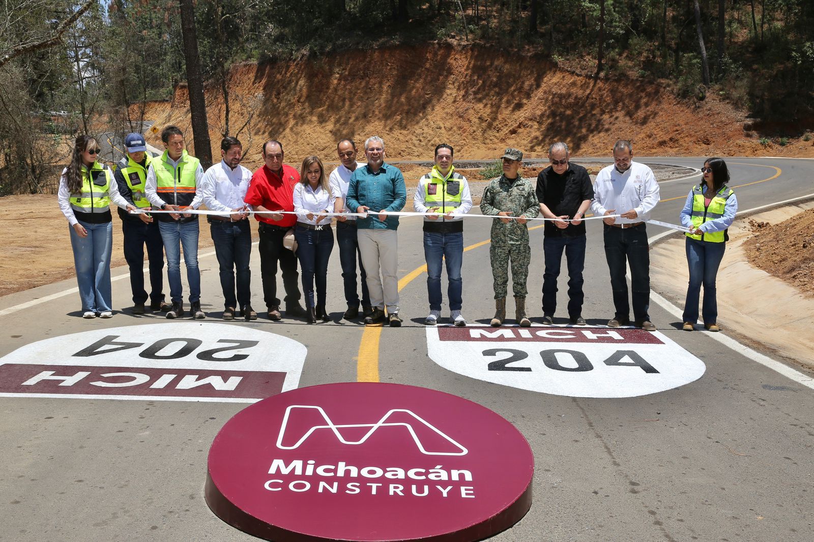Nueva carretera Aguililla-Dos Aguas reactivará la economía en la Sierra de Michoacán Nueva carretera Aguililla-Dos Aguas reactivará la economía en la Sierra de Michoacán