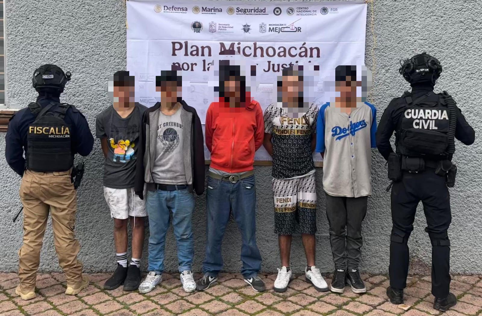 SSP brinda apoyo a FGE en cateo de inmueble en Morelia; hay 5 hombres detenidos SSP brinda apoyo a FGE en cateo de inmueble en Morelia; hay 5 hombres detenidos