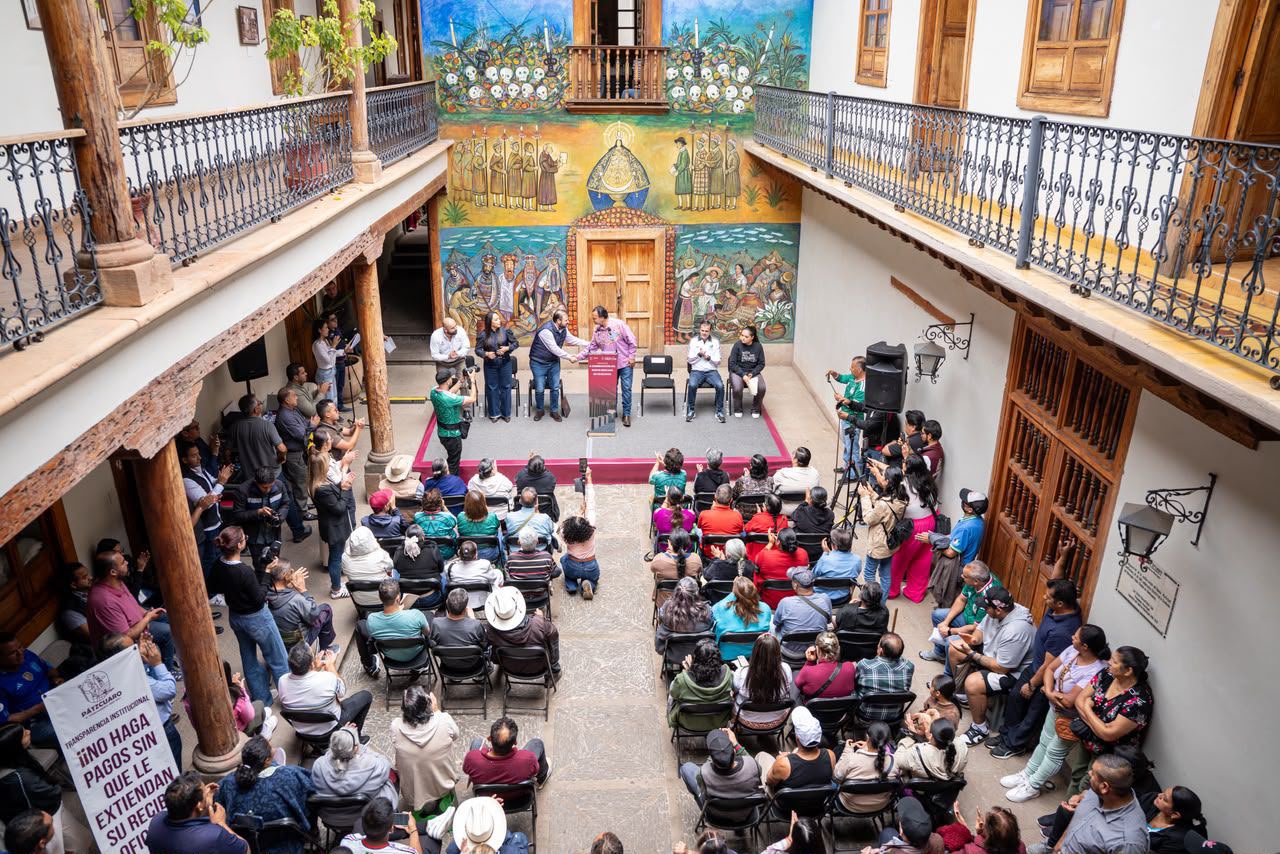 Gobierno estatal entrega apoyos por casi 7 mdp a comerciantes del Mercado de Pátzcuaro Gobierno estatal entrega apoyos por casi 7 mdp a comerciantes del Mercado de Pátzcuaro
