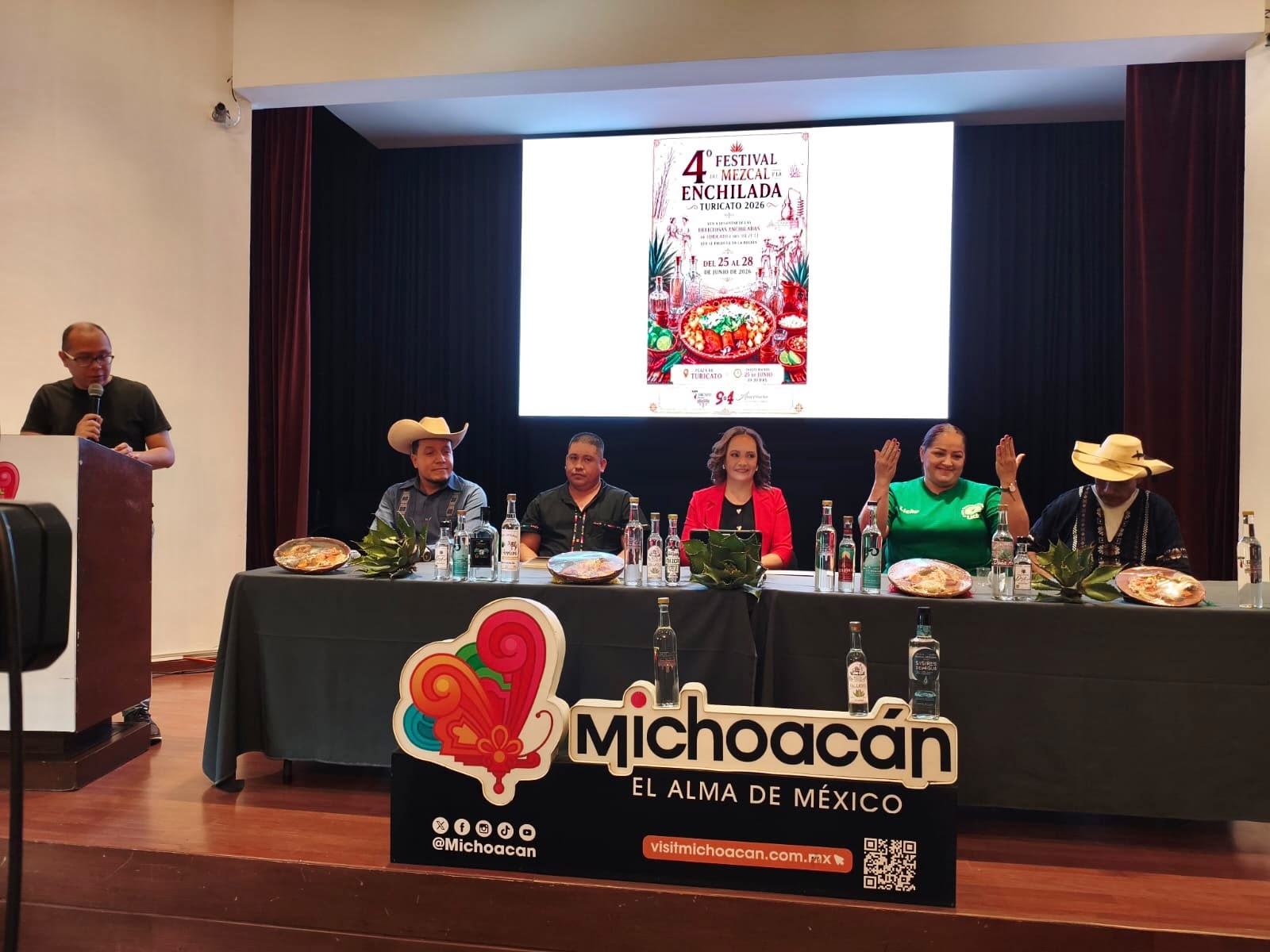 Mezcal, baile de tabla y tradición en el 94 aniversario de Turicato