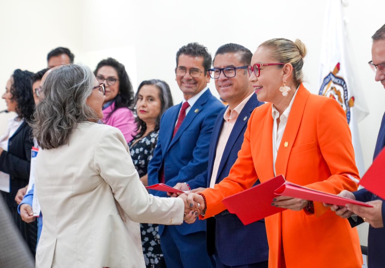 Se hace justicia laboral a docentes nicolaitas; Yarabí Ávila entrega nombramientos de materias definitivas Se hace justicia laboral a docentes nicolaitas; Yarabí Ávila entrega nombramientos de materias definitivas