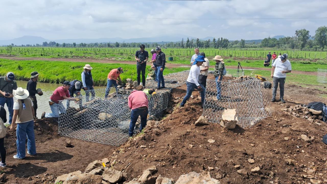 Con 260 presas filtrantes, retienen más de 30 mil metros cúbicos de azolve en lago de Pátzcuaro