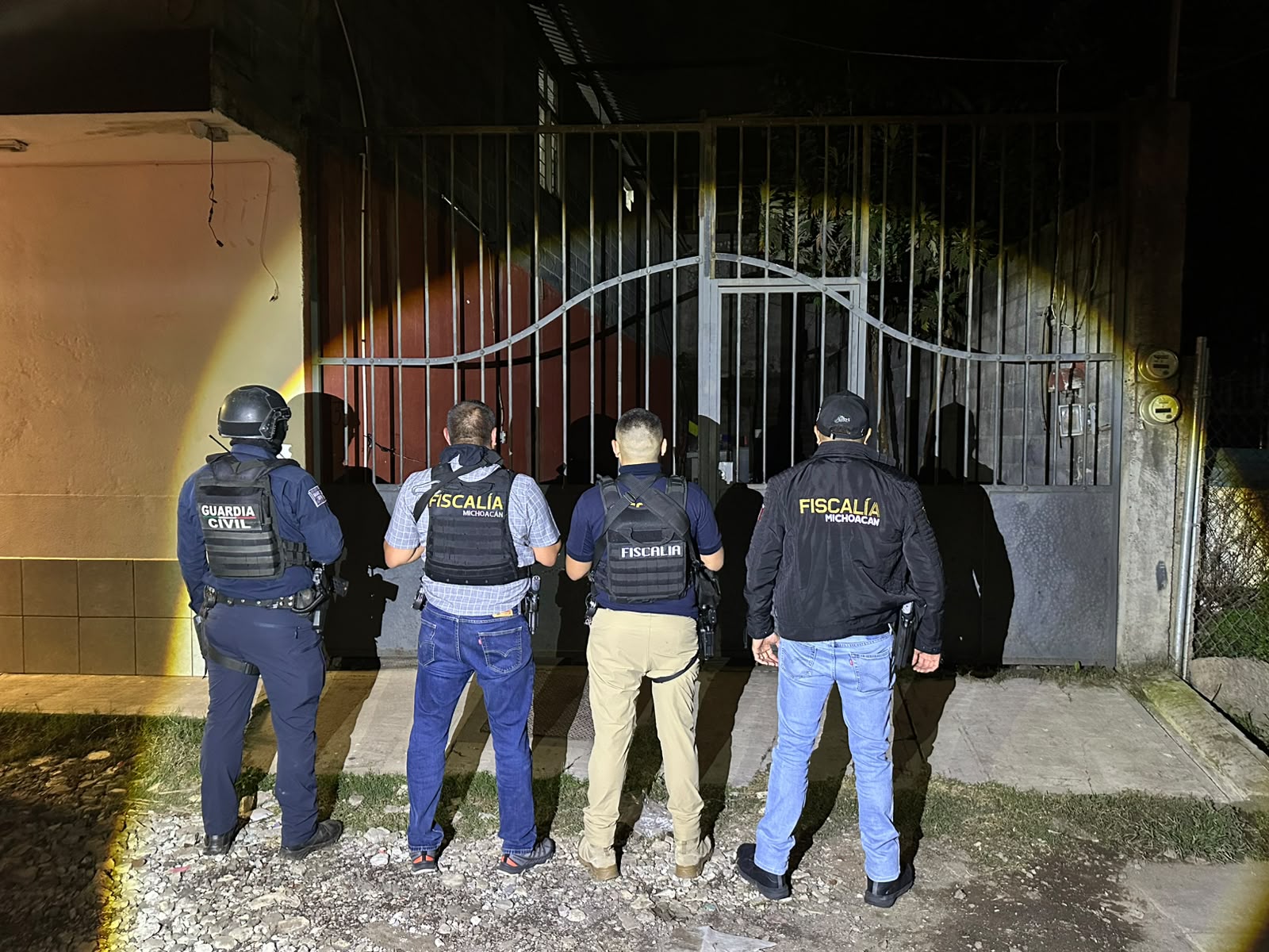 Asegura FGE armamento y aditamentos tácticos en domicilio de Uruapan