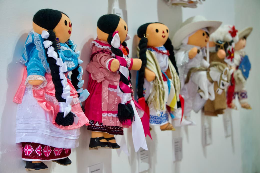 Secum inaugura muestra de muñecas Lelé inspiradas en las tradiciones de Michoacán