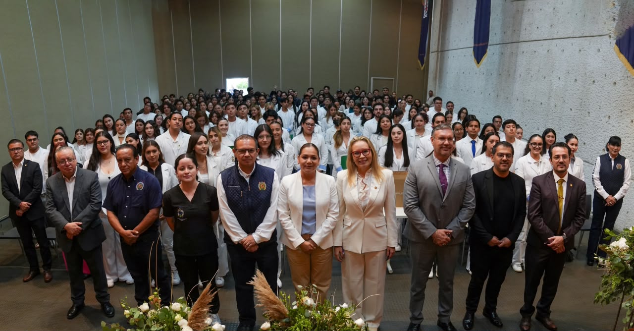 A conducirse con ética y vocación de servicio, llama Yarabí Ávila a egresados del área de la salud