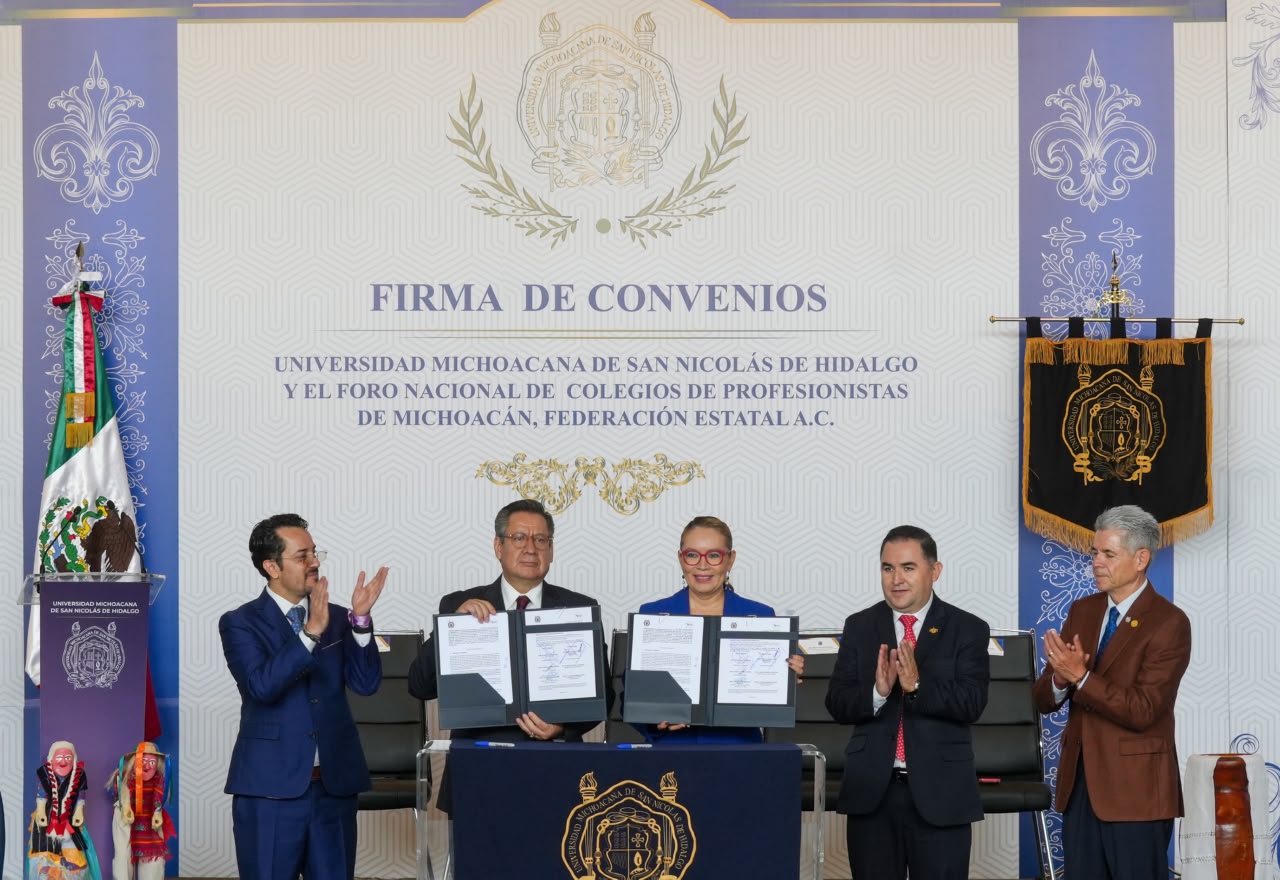 UMSNH y Colegios de Profesionistas marcan un hito en la historia en la Casa de Estudios; sellan convenios