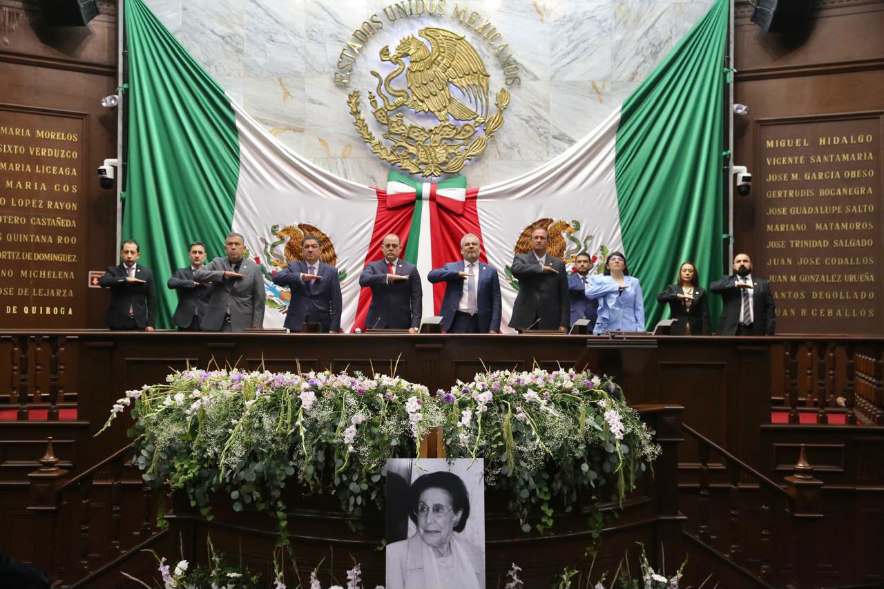 Inscriben con letras doradas el nombre de Amalia Solórzano en el Congreso; ARB destaca su legado Inscriben con letras doradas el nombre de Amalia Solórzano en el Congreso; ARB destaca su legado