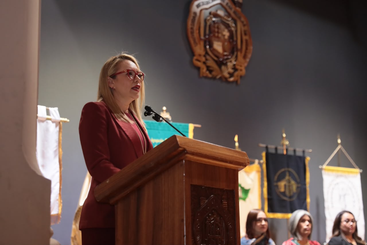 UMSNH, recibe la Venera al Mérito Institucional en el Fortalecimiento del Estado de Derecho por parte de la Comunidad Jurídica