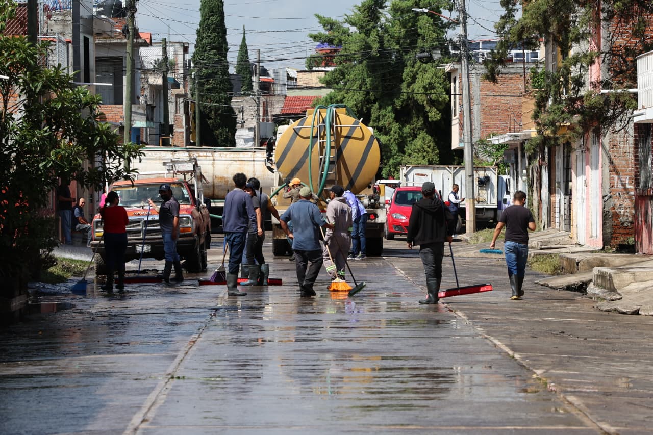 Continúan labores de limpieza y apoyo en colonias afectadas por lluvias Continúan labores de limpieza y apoyo en colonias afectadas por lluvias