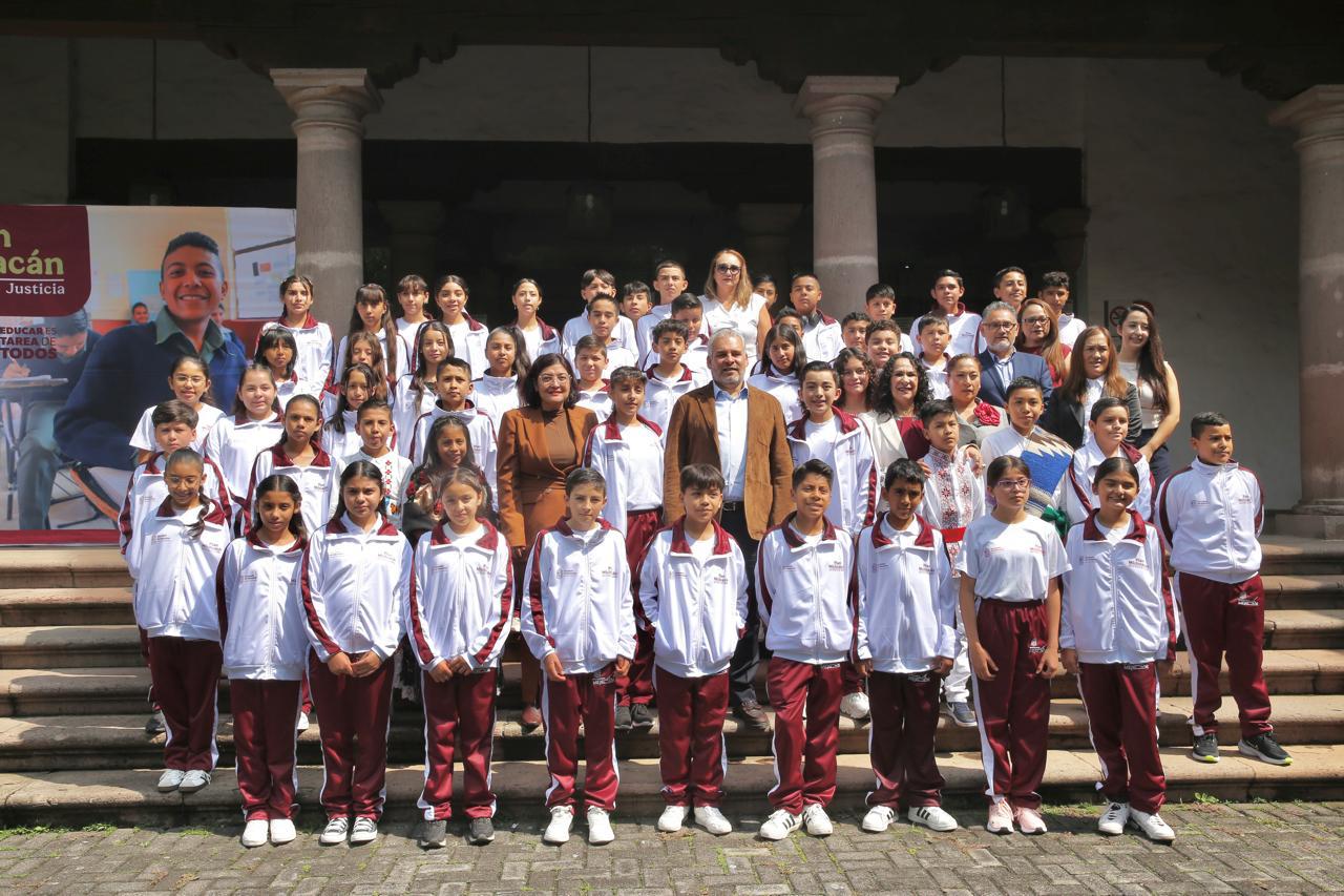 Reconoce ARB el talento estudiantil, entrega laptops a los 52 ganadores de la Olimpiada del Conocimiento Infantil 2026