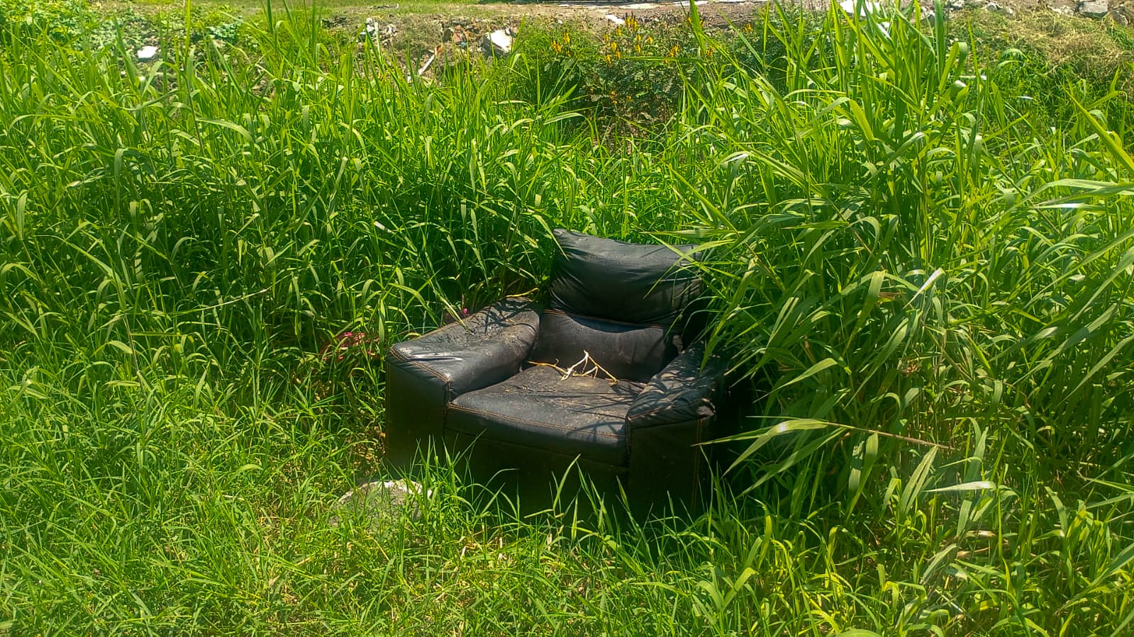 Adolfo Torres llama a evitar el abandono de basura en canales; detectan muebles en el dren Carlos Salazar Adolfo Torres llama a evitar el abandono de basura en canales; detectan muebles en el dren Carlos Salazar