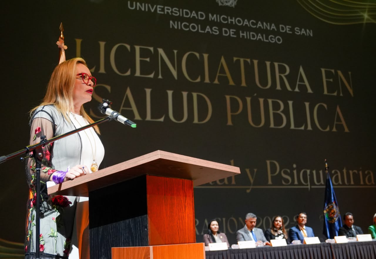 A trabajar por el bienestar colectivo, llama Yarabí Ávila a egresados de la licenciatura en salud pública