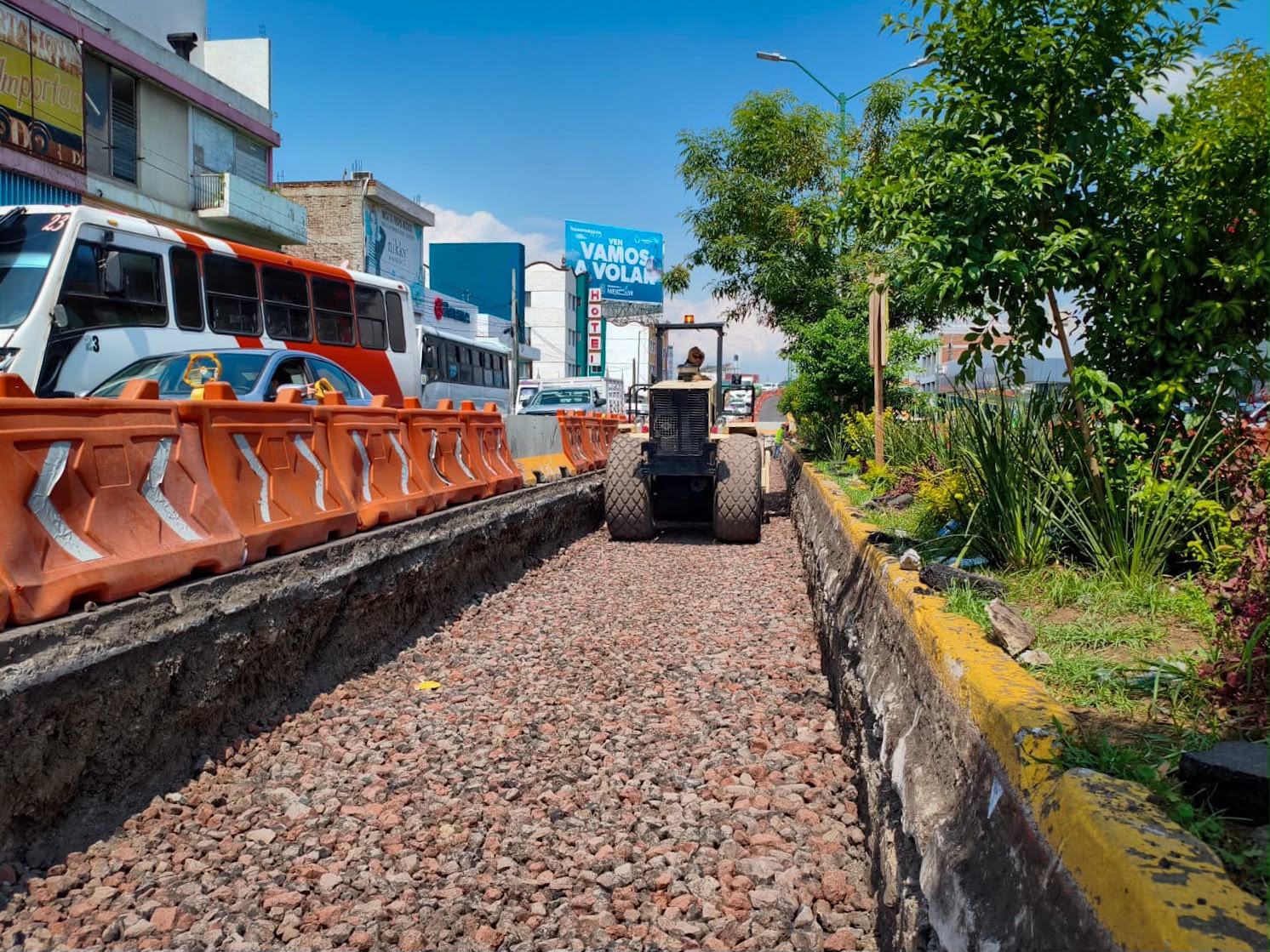 Avanzan obras del Morebús en Tres Puentes con reducción de un carril en el paso superior ferroviario Avanzan obras del Morebús en Tres Puentes con reducción de un carril en el paso superior ferroviario