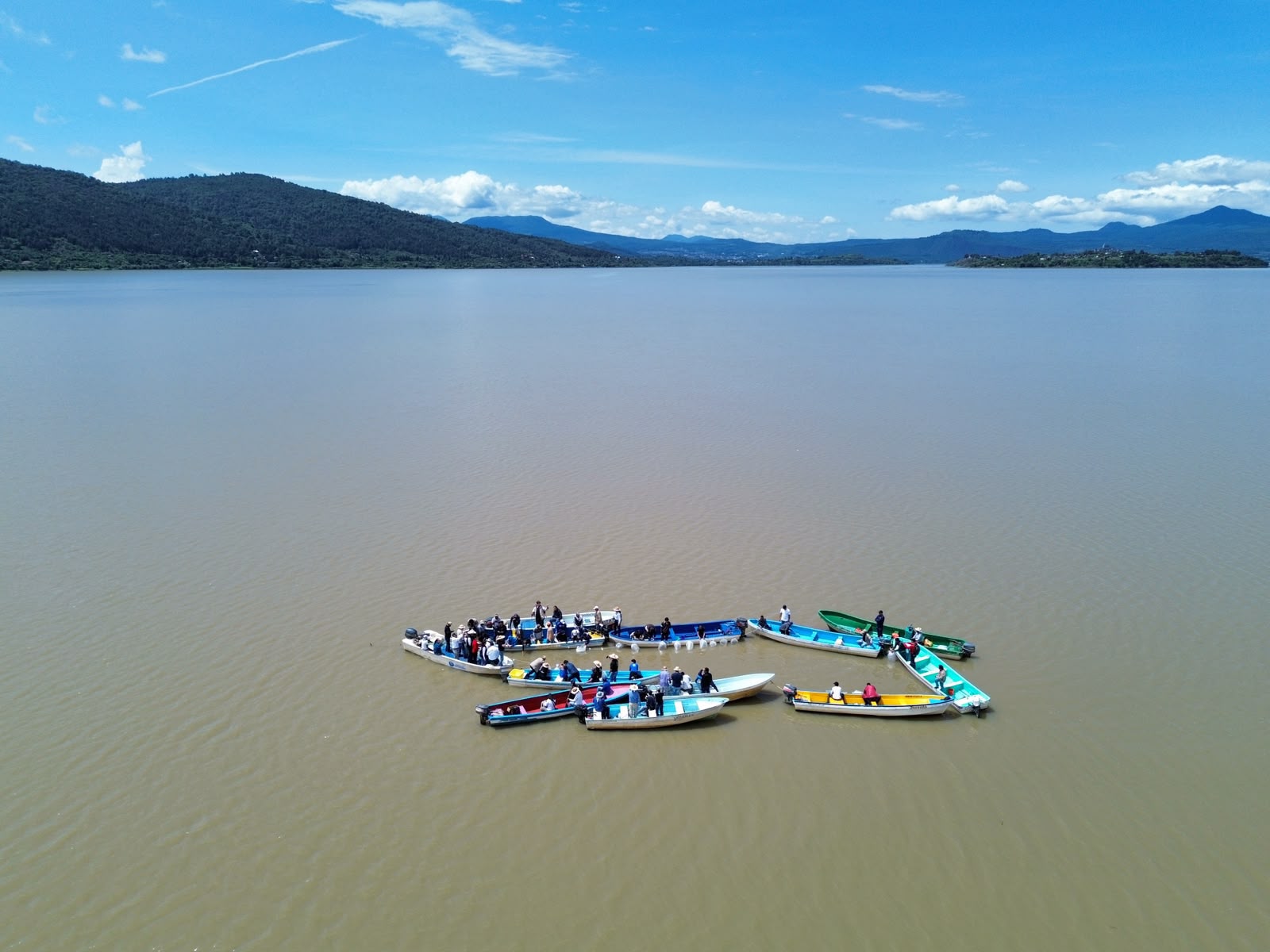 Gobierno de Bedolla consolida siembra histórica de 321 mil peces en el lago de Pátzcuaro