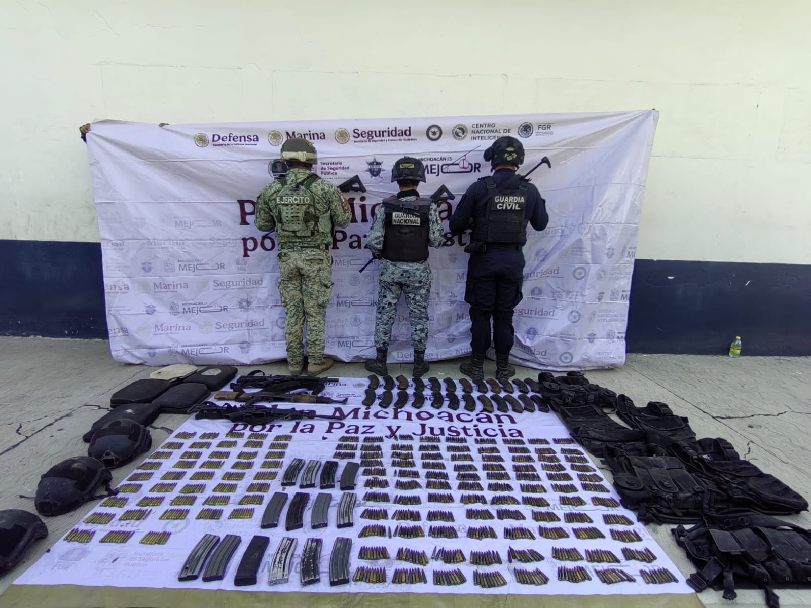 Asegurados tres fusiles y más de mil 300 cartuchos útiles en Apatzingán
