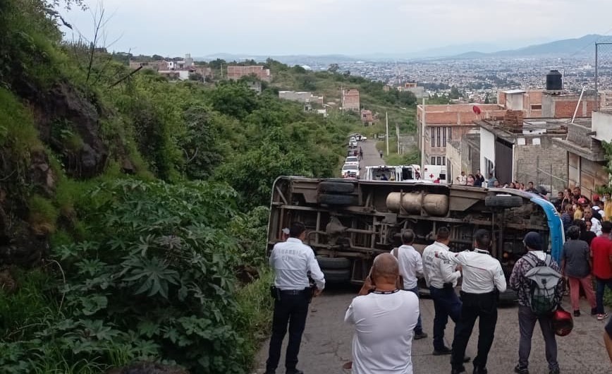 Atiende CRUM a lesionados tras volcadura de camión de pasajeros en Morelia