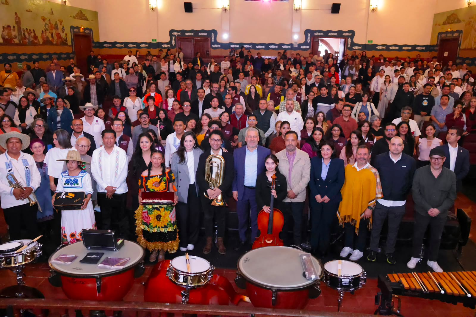 ARB y Claudia Curiel impulsan la cultura con entrega de instrumentos a 6 bandas musicales en Pátzcuaro