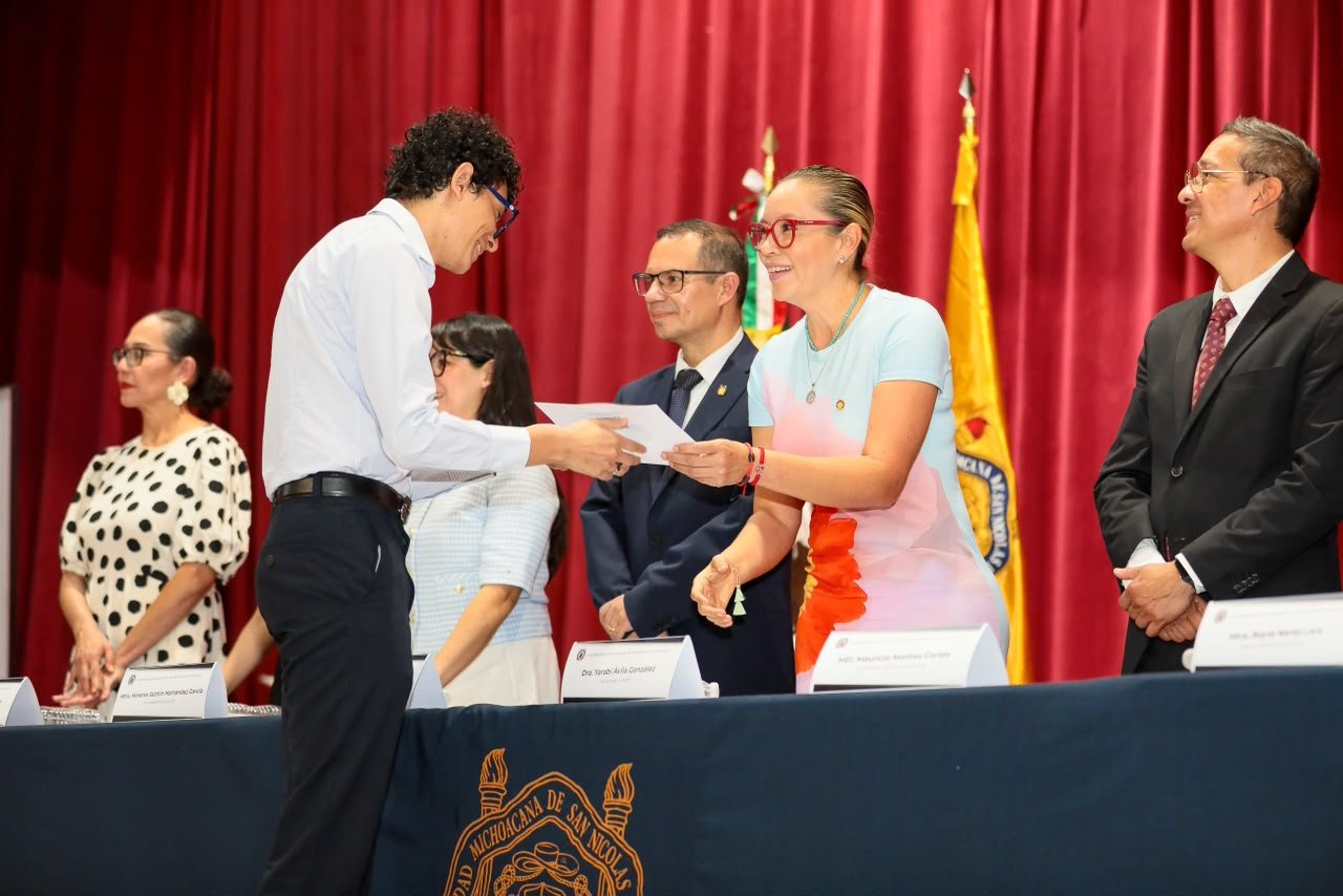 A no perder sus raíces, llama Yarabí Ávila a egresadas y egresados de idiomas