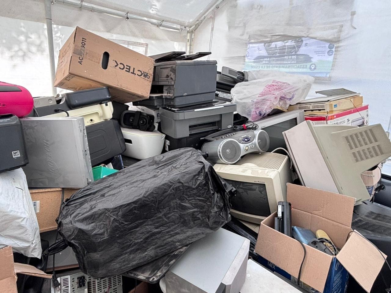 Éxito en el Reciclatrón UNAM Morelia 2026: se recolectan más de 3.5 toneladas de residuos electrónicos. Éxito en el Reciclatrón UNAM Morelia 2026: se recolectan más de 3.5 toneladas de residuos electrónicos.