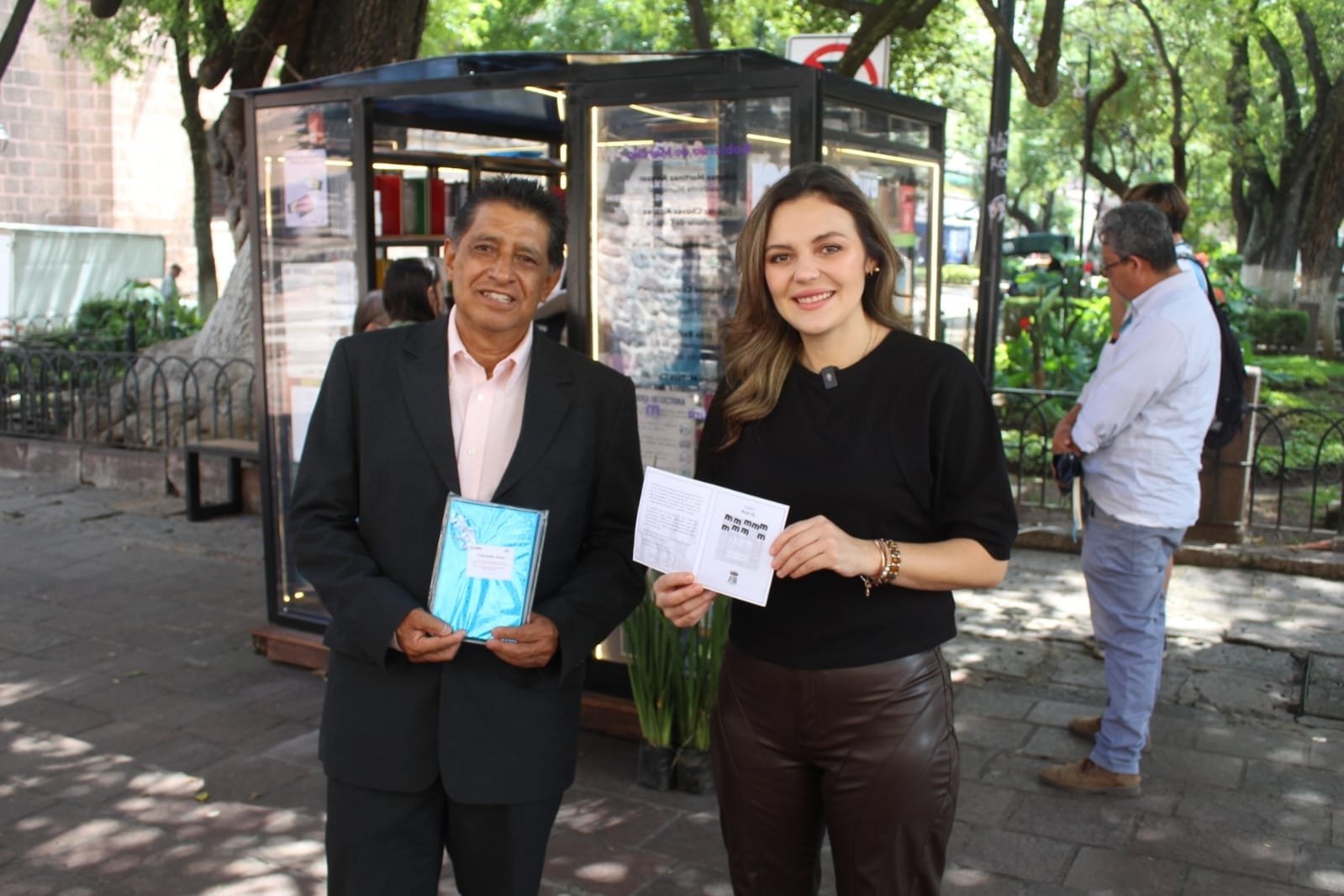 SeCultura Morelia entrega libro a primer lector en completar su Pasaporte Literario