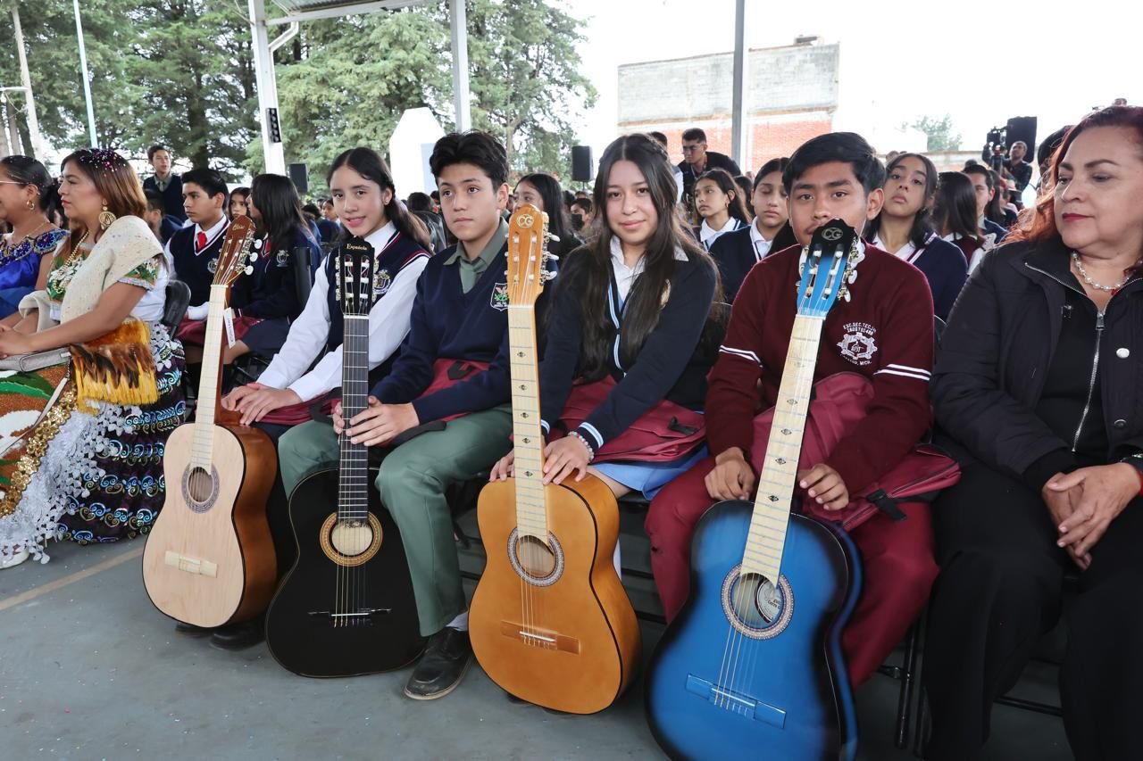 Más de 10 mil guitarras de Paracho llegarán a secundarias de Michoacán: ARB