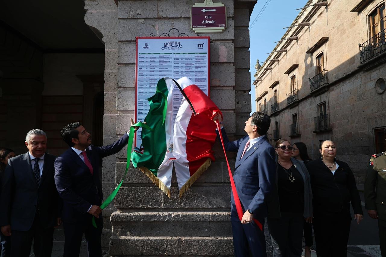 Encabeza Alfonso Martínez colocación de programa patrio en Bando Solemne Encabeza Alfonso Martínez colocación de programa patrio en Bando Solemne