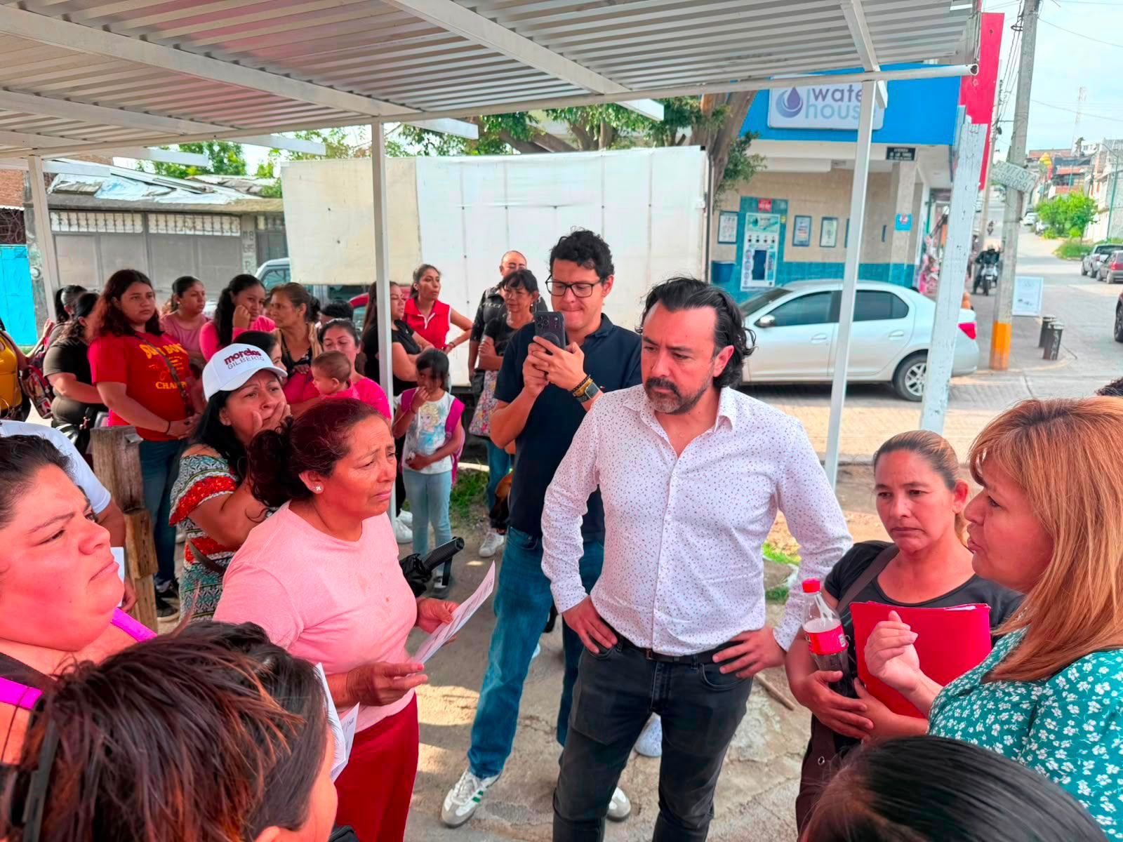 Vecinos de colonias populares de Morelia reconocen trabajo de Gilberto Morelos