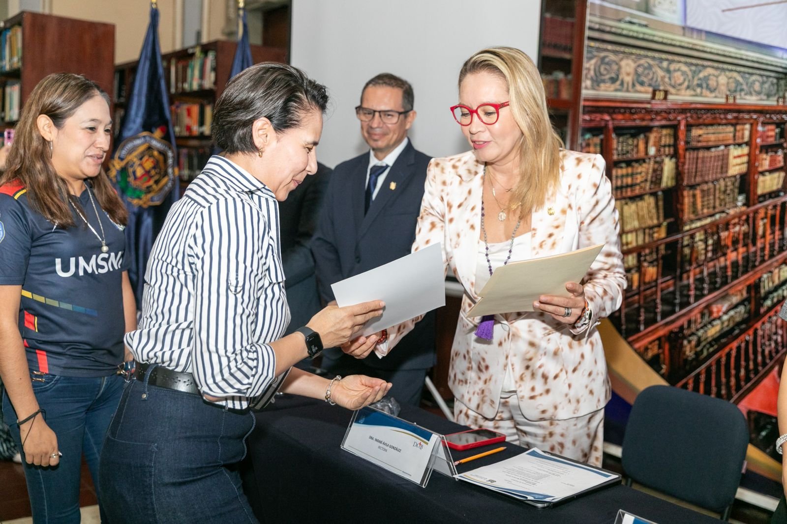 Sistema bibliotecario de la UMSNH con insignia de calidad en gestión de Yarabí Ávila