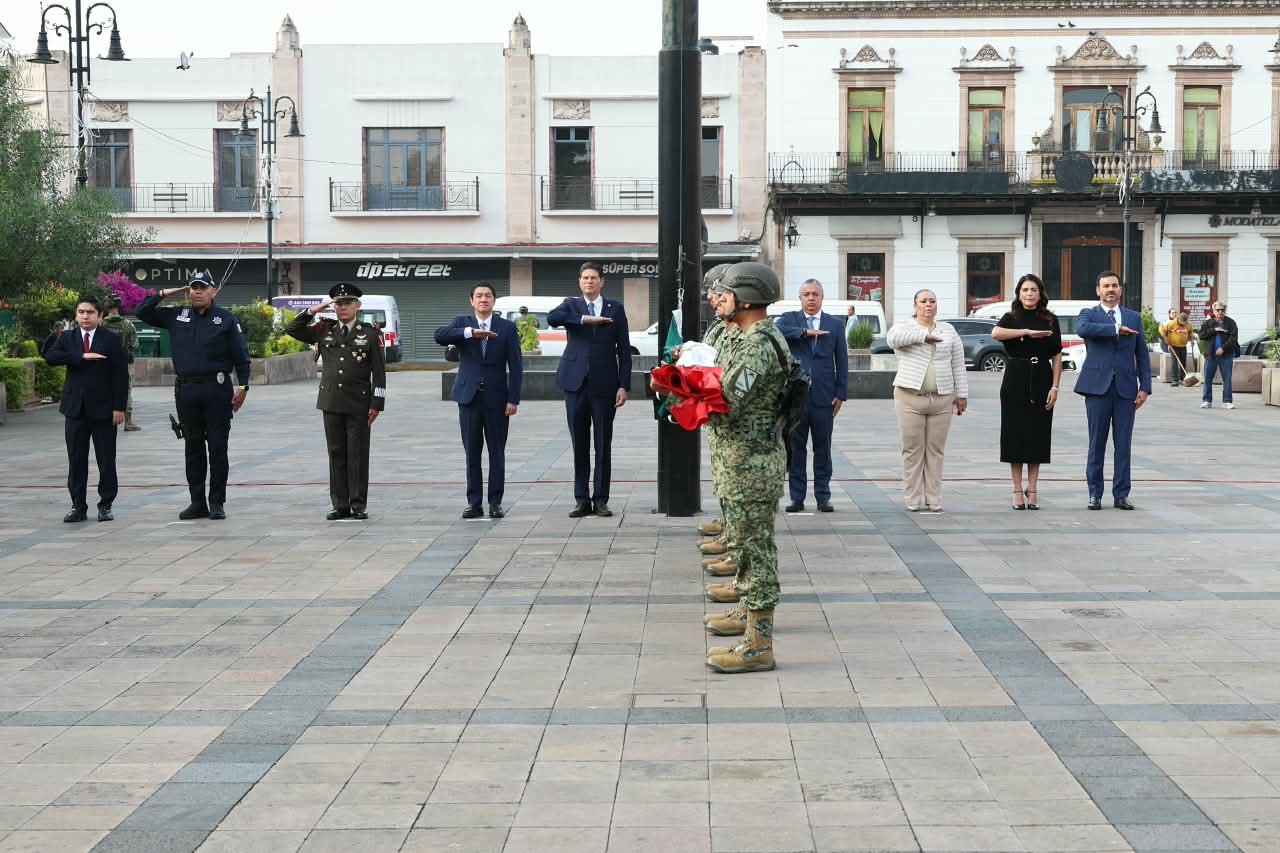 Alfonso Martínez Alcázar encabeza izamiento de Bandera y da inicio a los festejos patrios en Morelia Alfonso Martínez Alcázar encabeza izamiento de Bandera y da inicio a los festejos patrios en Morelia