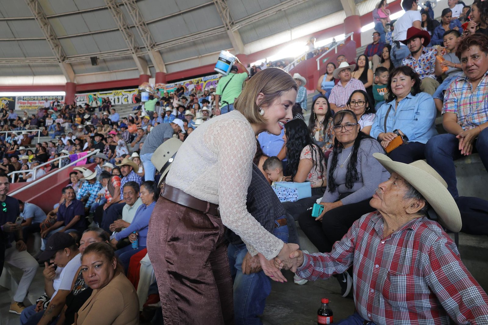 Brissa Arroyo arropada por la ciudadanía en Segundo Informe Brissa Arroyo arropada por la ciudadanía en Segundo Informe
