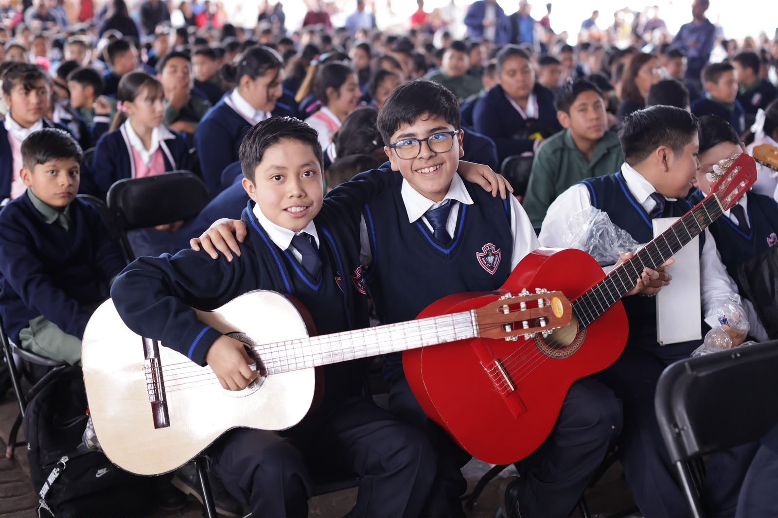 México canta y Michoacán toca con guitarras de Paracho