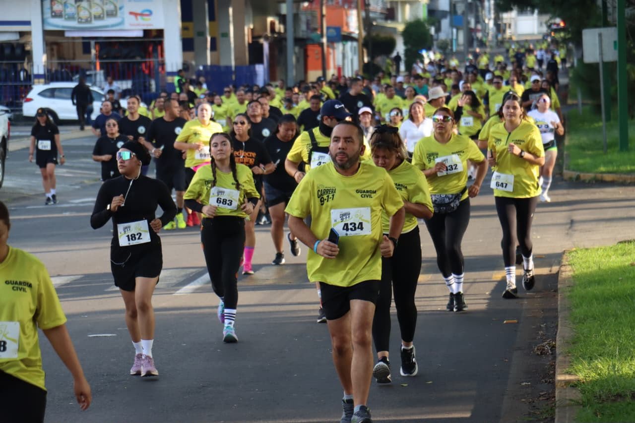 Carrera 911 contra la extorsión reunió a más de mil corredoras y corredores en Uruapan