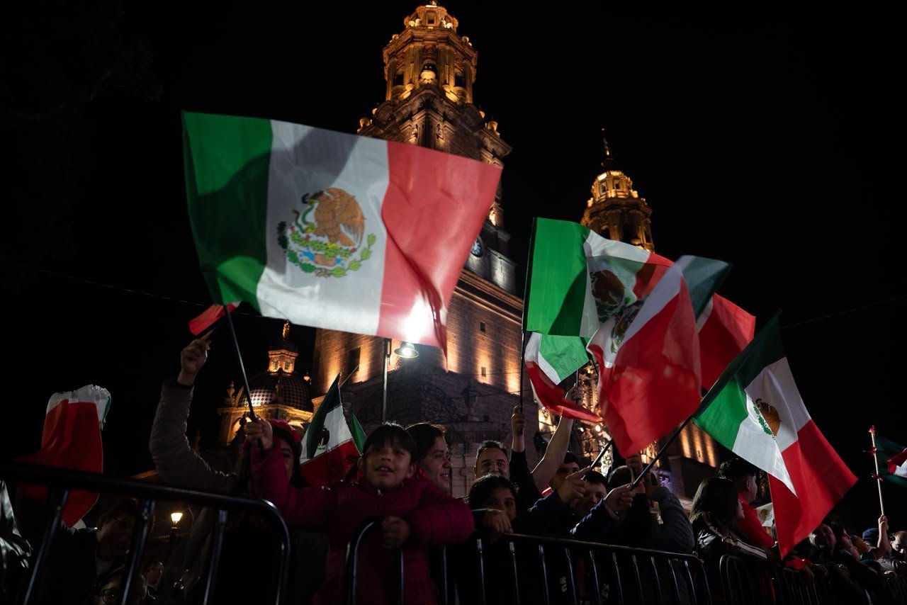 Entre familias y fervor patrio, ARB da el Grito de Independencia en el Centro Histórico