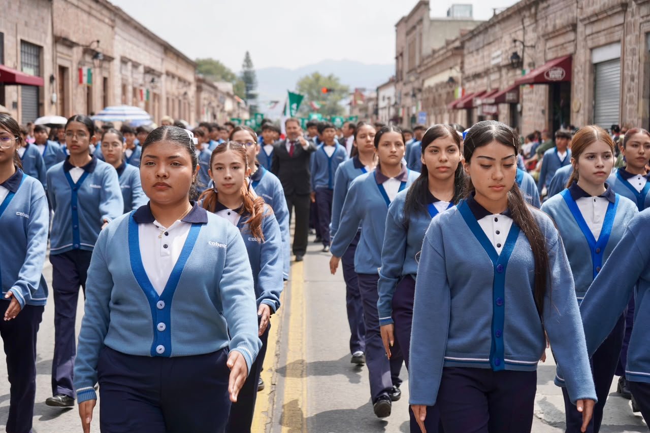 Estudiantes del Cobaem presentes en el Desfile Cívico Militar en Morelia Estudiantes del Cobaem presentes en el Desfile Cívico Militar en Morelia