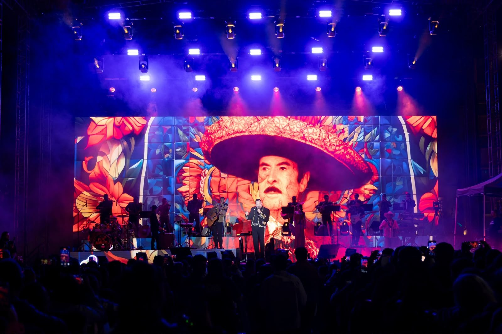 Morelia se viste de patria: miles de voces acompañan a Pepe Aguilar en una noche histórica