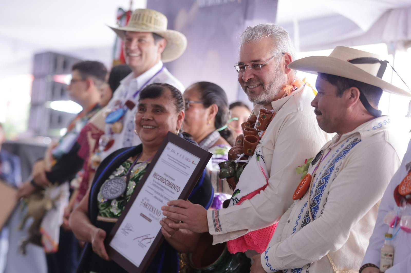 Encabeza ARB 25° aniversario del Día del Artesano Michoacano; entrega 65 galardones