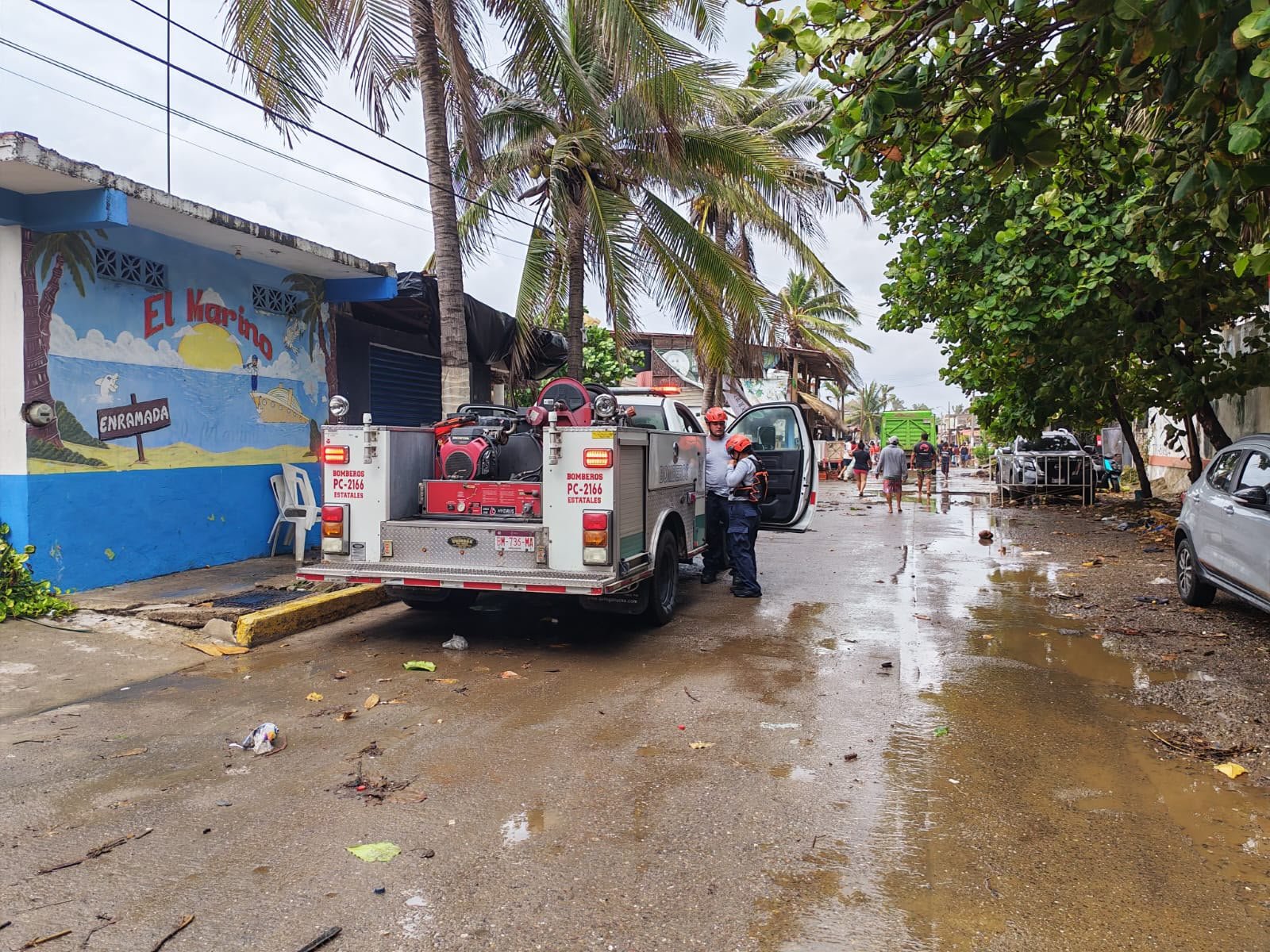 PC estatal brinda atención a familias afectadas por fuerte oleaje en Playa Azul: Raúl Zepeda PC estatal brinda atención a familias afectadas por fuerte oleaje en Playa Azul: Raúl Zepeda