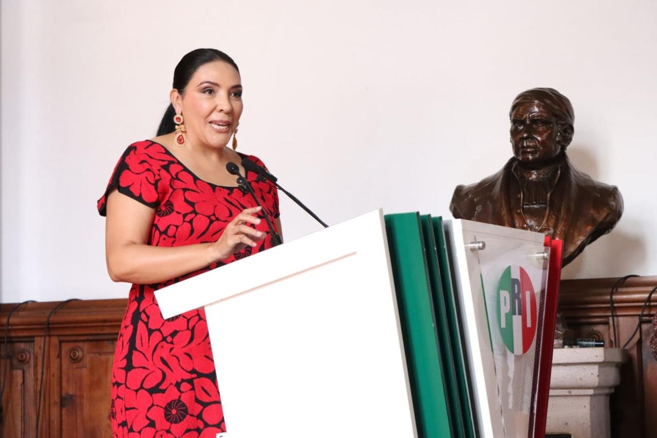 Adriana Campos Huirache reconoce a Guillermo Valencia en su Segundo Informe Legislativo