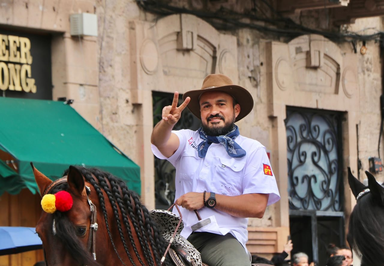Hugo Rangel cierra su informe a caballo en la fiesta moreliana