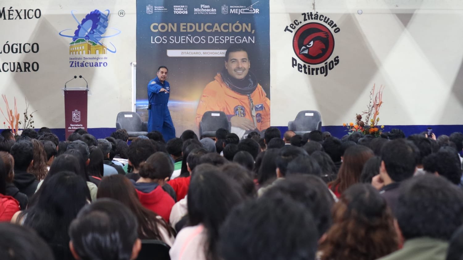 Con educación, los sueños despegan: astronauta michoacano inspira a estudiantes