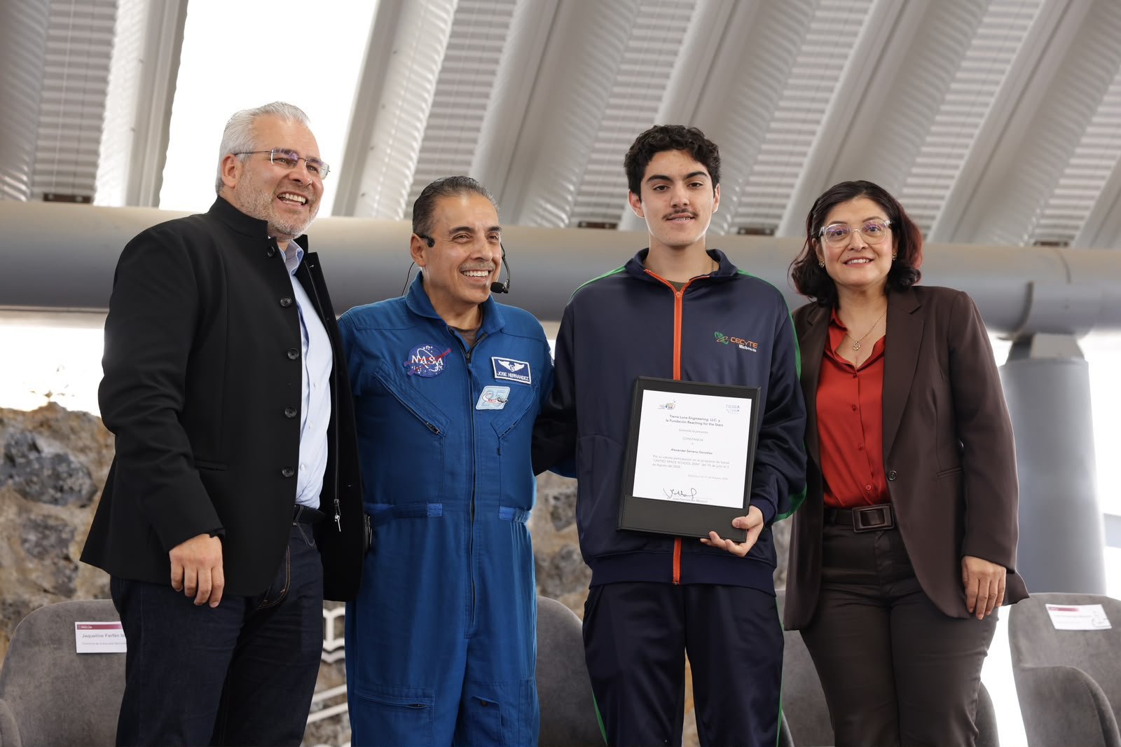 ARB y el astronauta José Hernández motivan a estudiantes michoacanos a soñar en grande