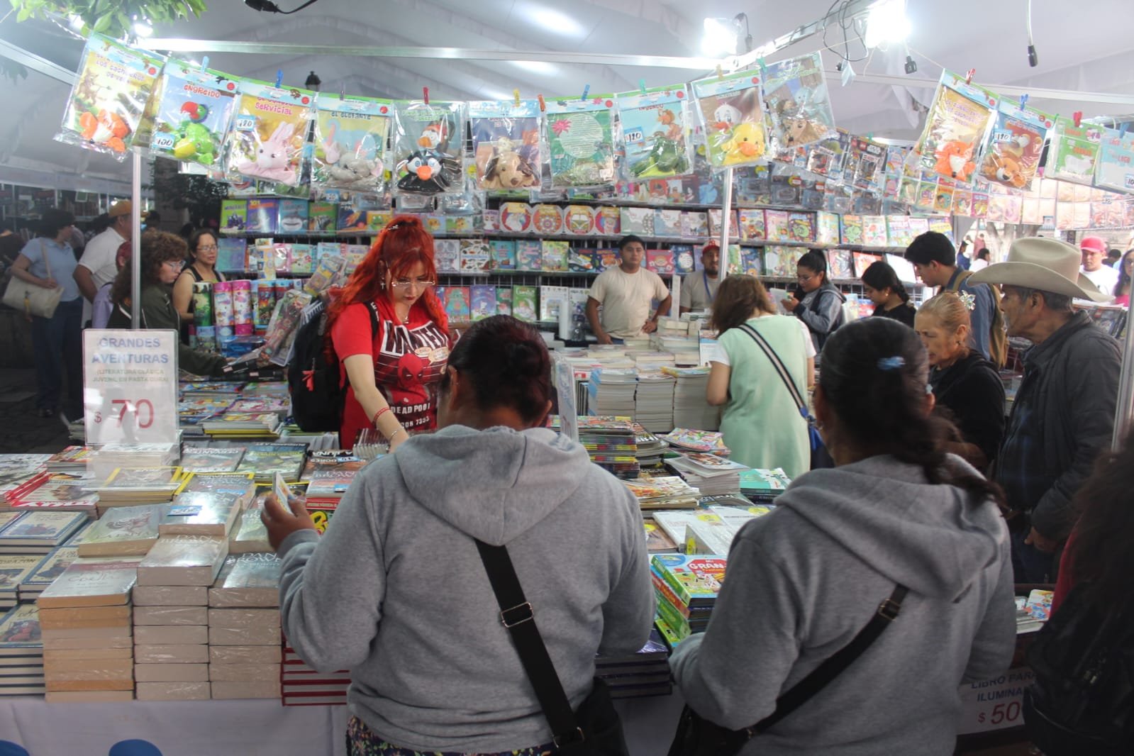 Asistentes a la 5ta. Fillm destacan variedad de libros, actividades y precios accesibles