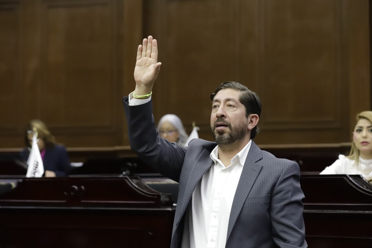 Diputado Abraham Espinoza Villa propone identificar con color y señalética los asientos preferentes en el transporte público de Michoacán Diputado Abraham Espinoza Villa propone identificar con color y señalética los asientos preferentes en el transporte público de Michoacán
