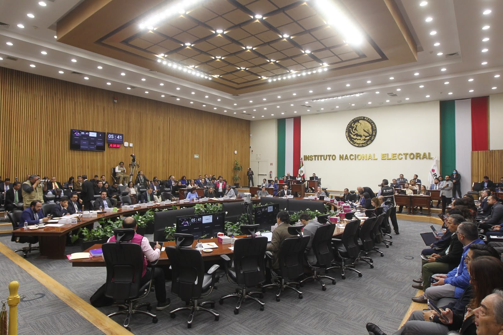 El INE mantiene sus facultades de vigilancia y fiscalización; continuará el análisis de la regulación de los procesos políticos El INE mantiene sus facultades de vigilancia y fiscalización; continuará el análisis de la regulación de los procesos políticos