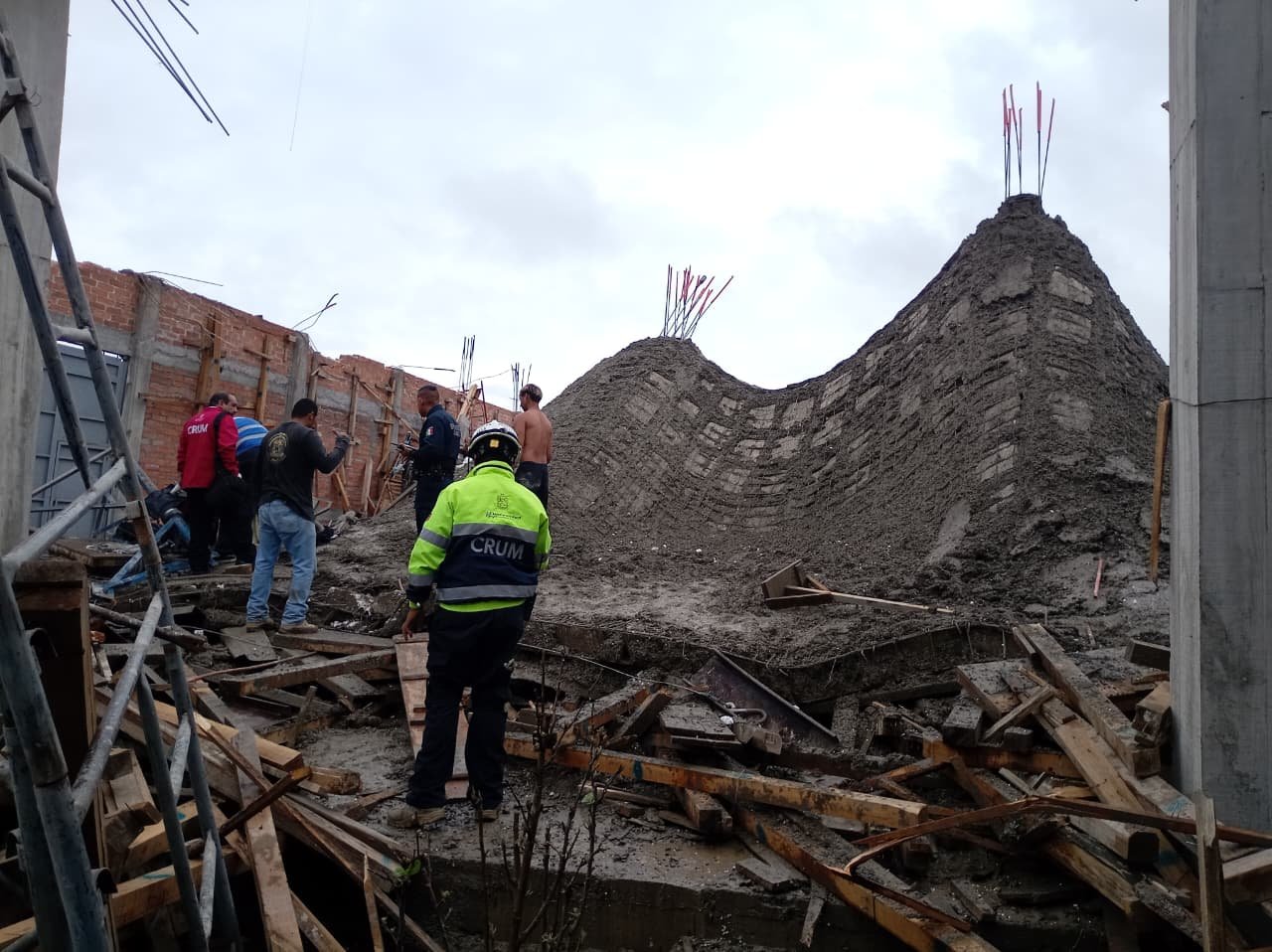 Atiende CRUM a lesionados tras colapso de cimbra en construcción en Morelia
