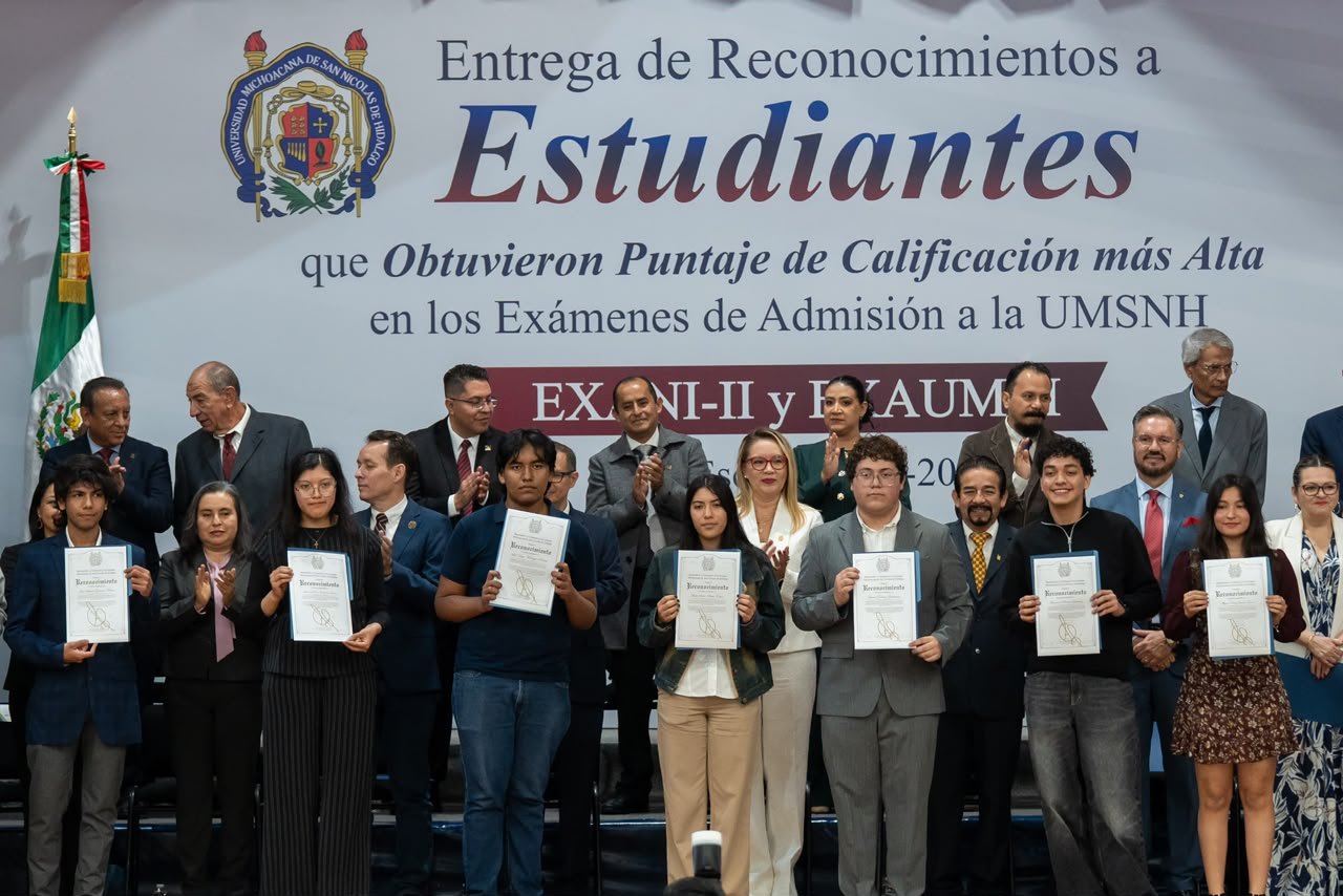 Nicolaitas de excelencia; Yarabí Ávila entregó reconocimientos a estudiantes con calificaciones más altas en examen de admisión